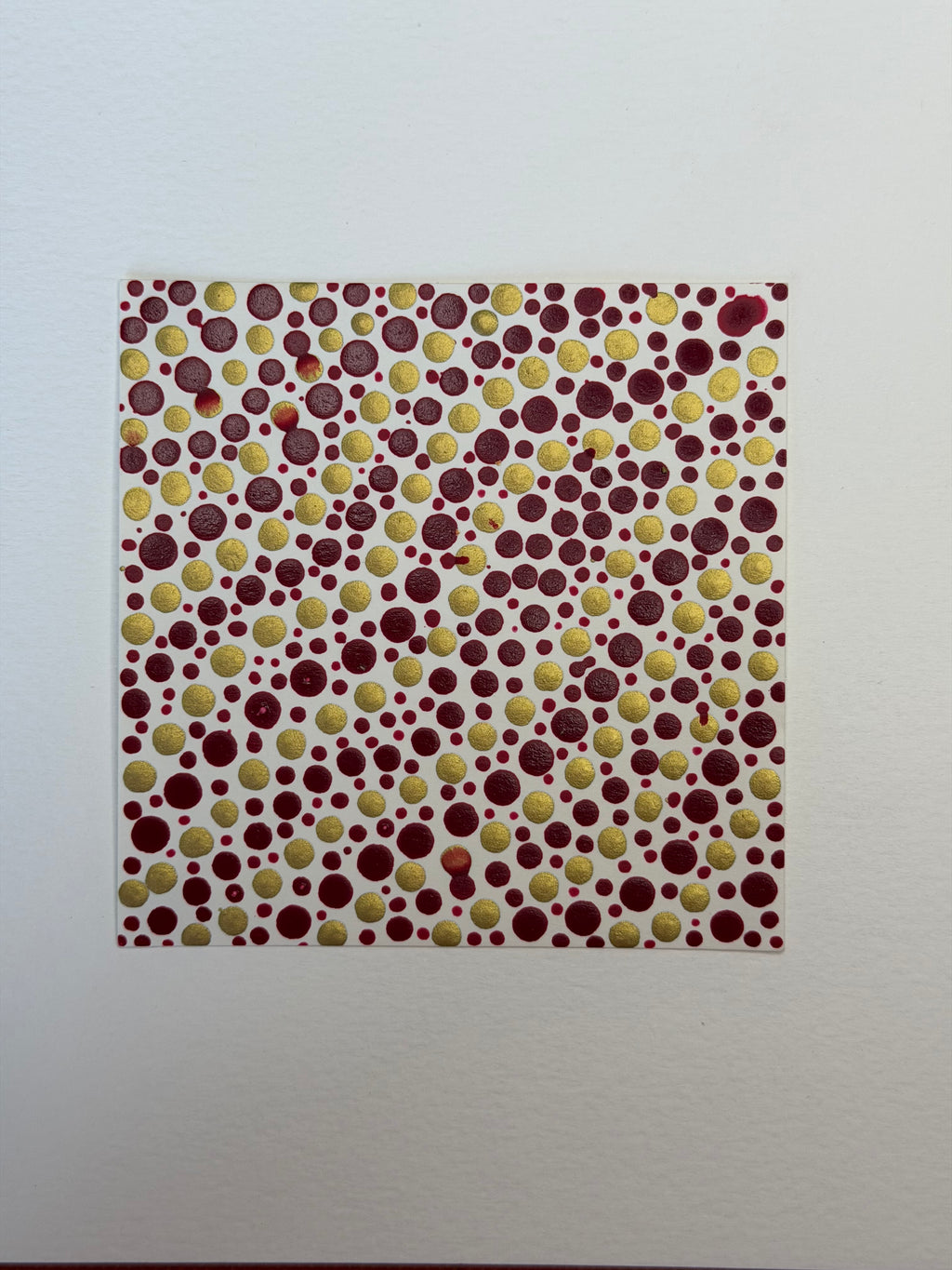 Flowing Constellation Dots: Magenta and Shimmering Gold